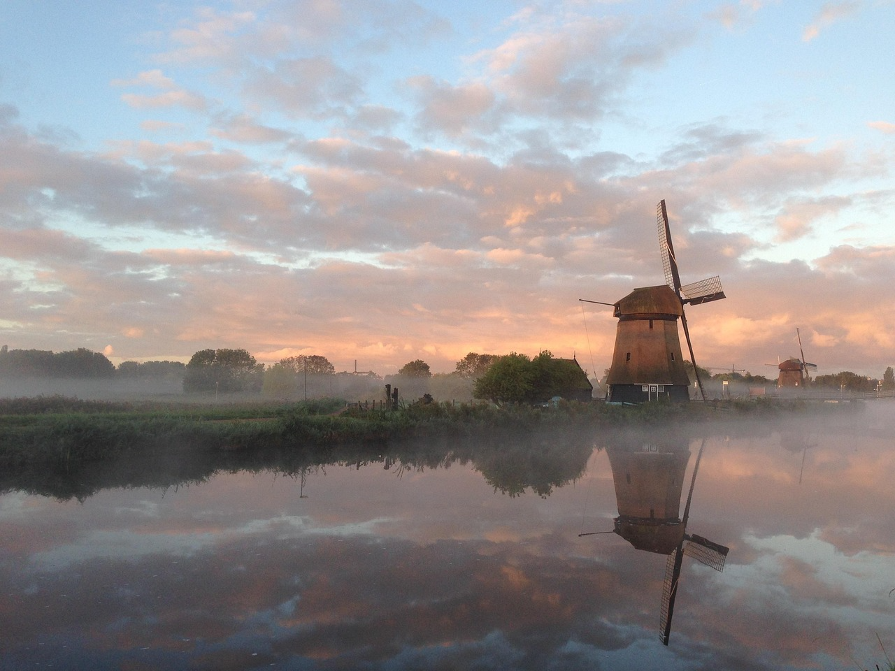 Windmühle im Morgennebel bei Alkmaar