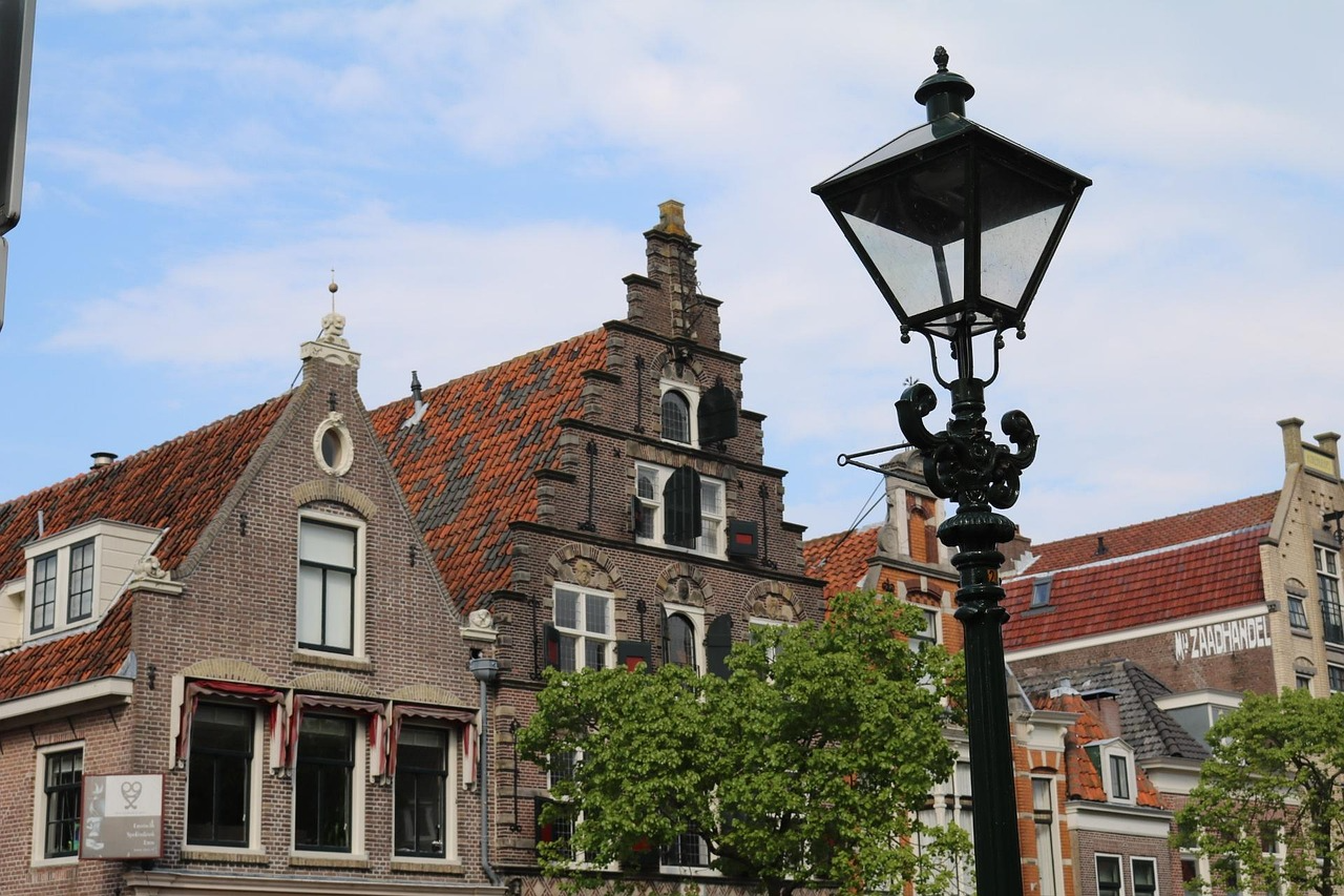 Historische Giebelhäuser mit alter Laterne in Alkmaar