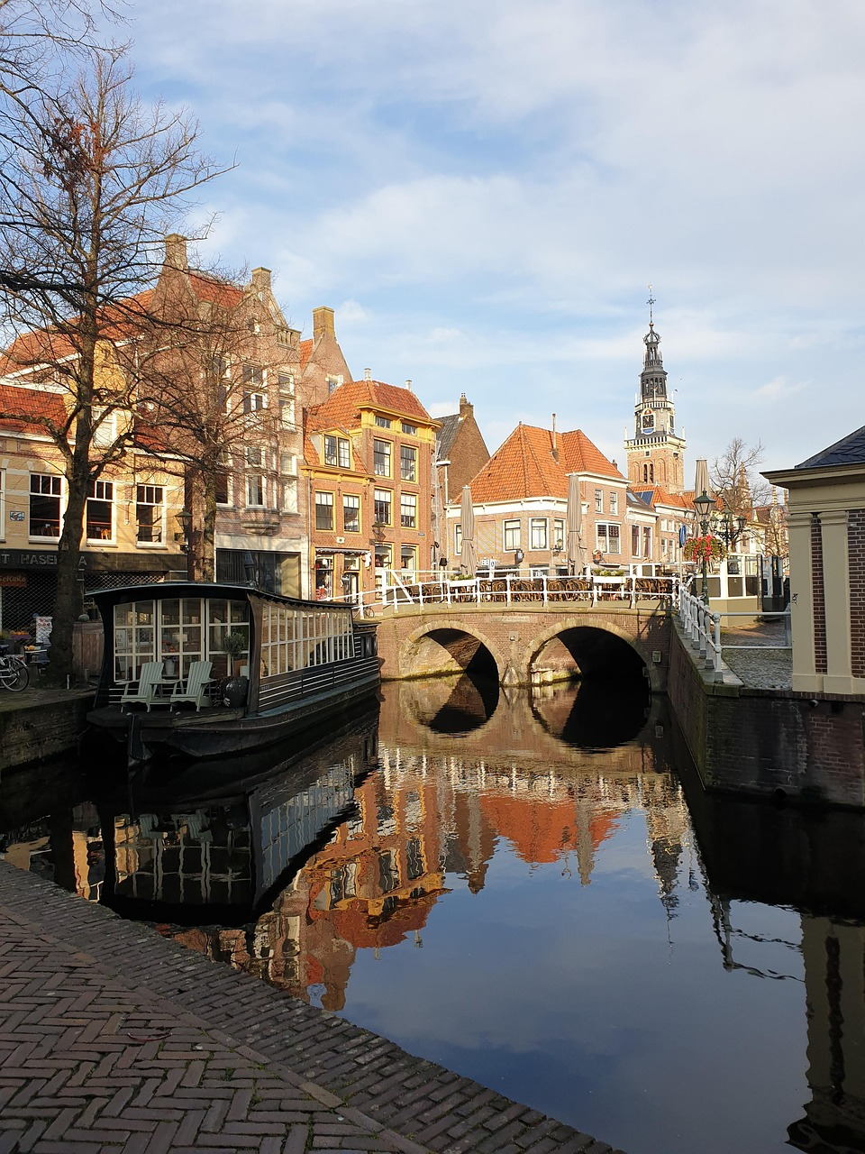 Blick auf eine Alkmaarer Gracht mit dem Waagturm im Hintergrund