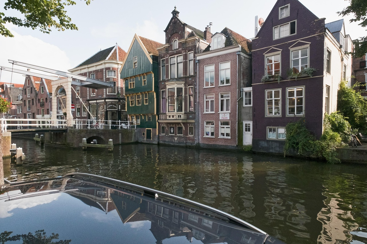 Grachthäuser mit Zugbrücke in Alkmaar